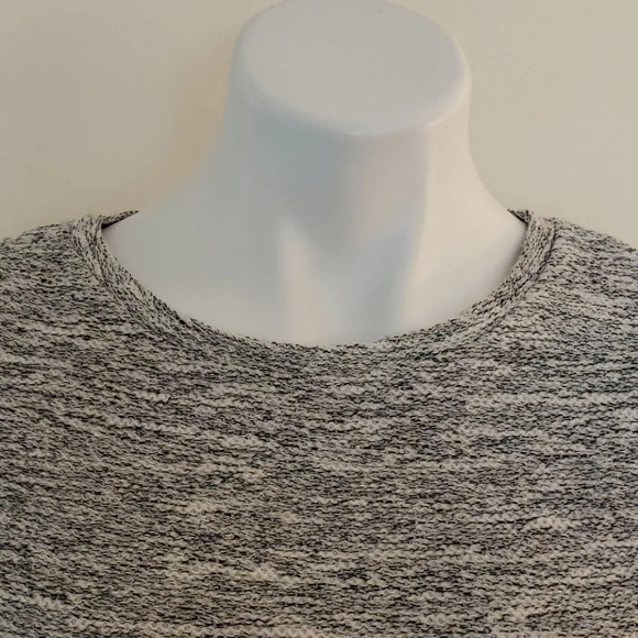 (Final price) Divided Light Grey Crop Top - Picture 3 of 9